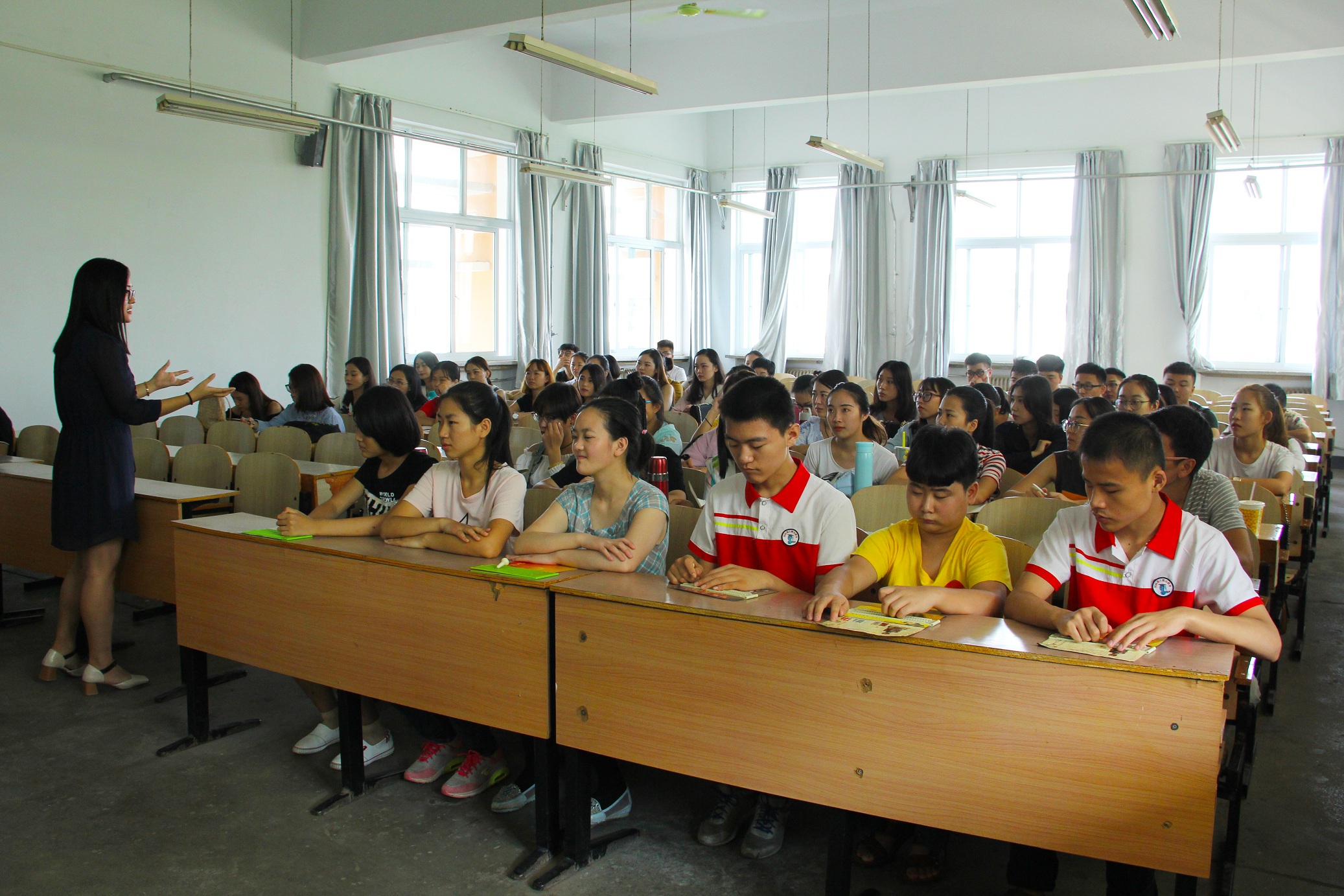 6名盲人特教中职学生走进新传学院课堂旁听.jpg