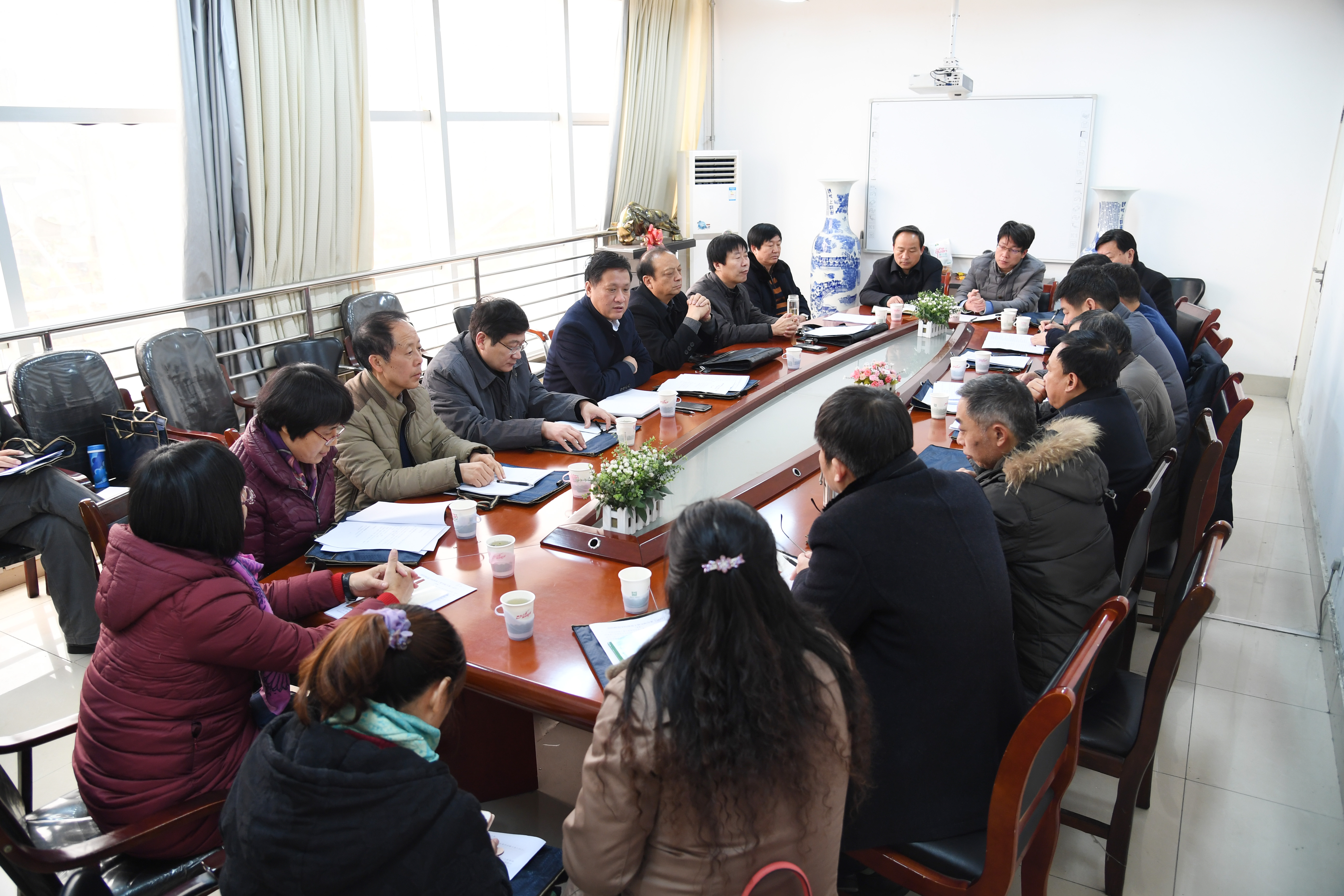 4主席团会议现场.jpg