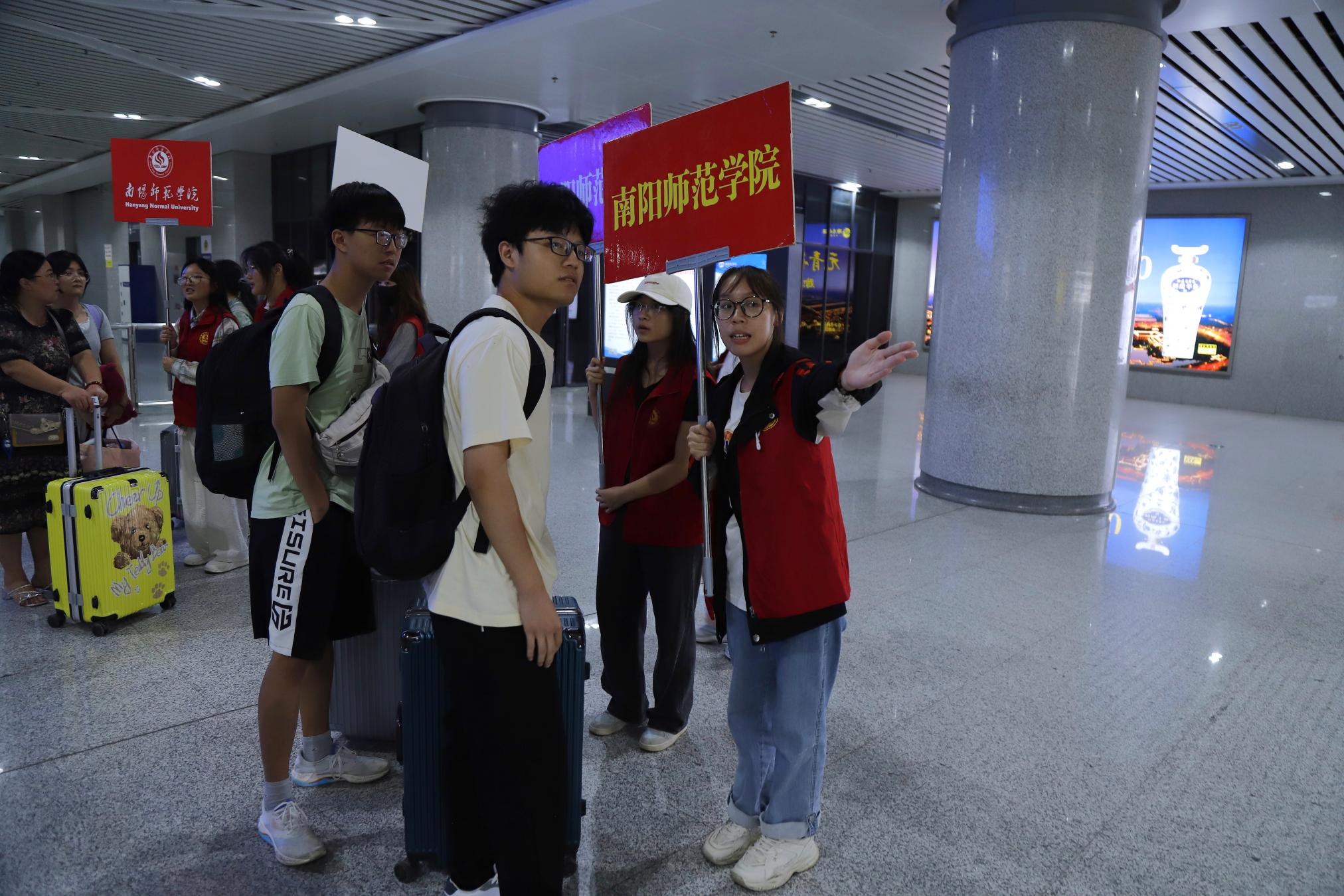 在高铁站,志愿者热心帮助新生.jpg