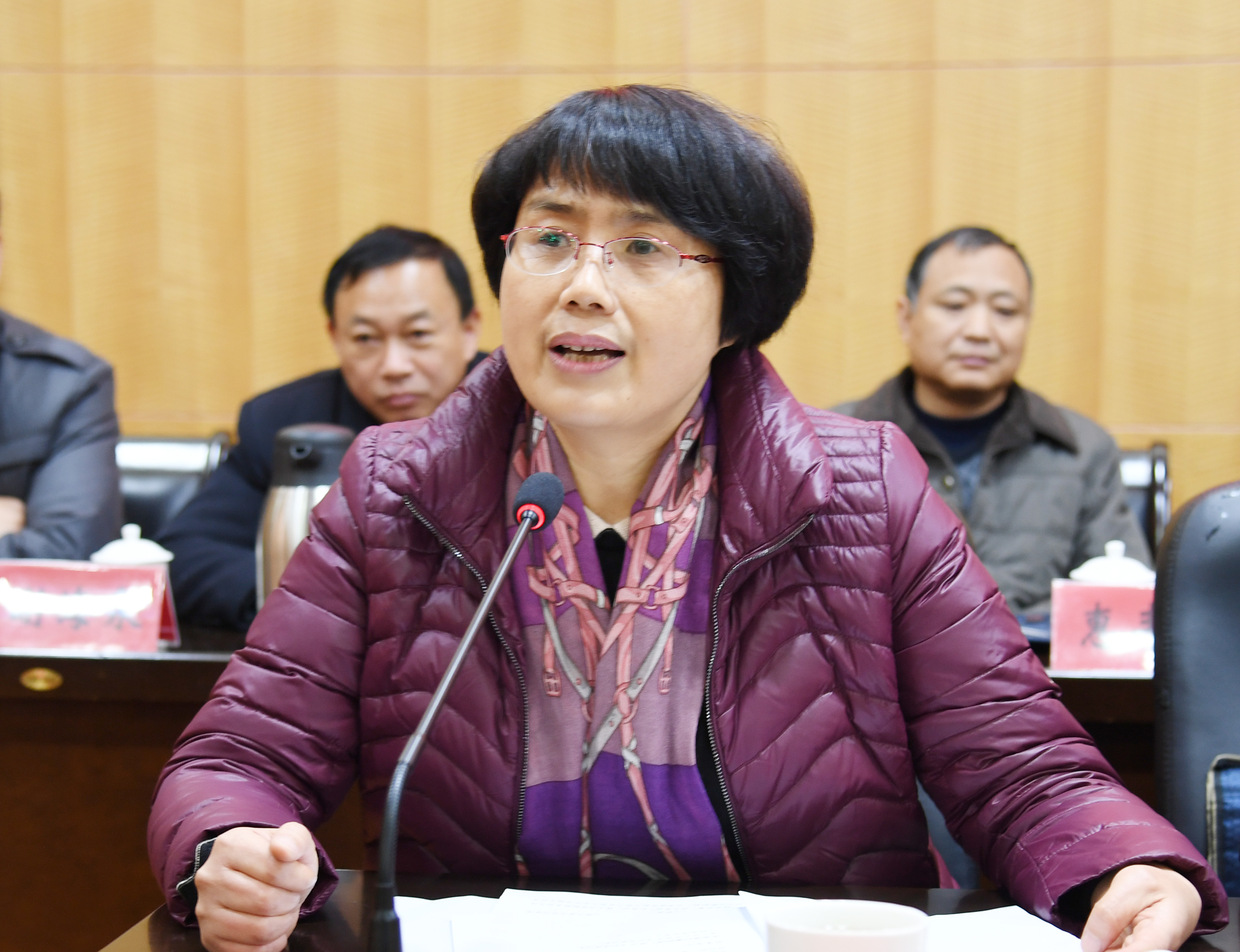 7工会主席孟静雅主持会议.jpg