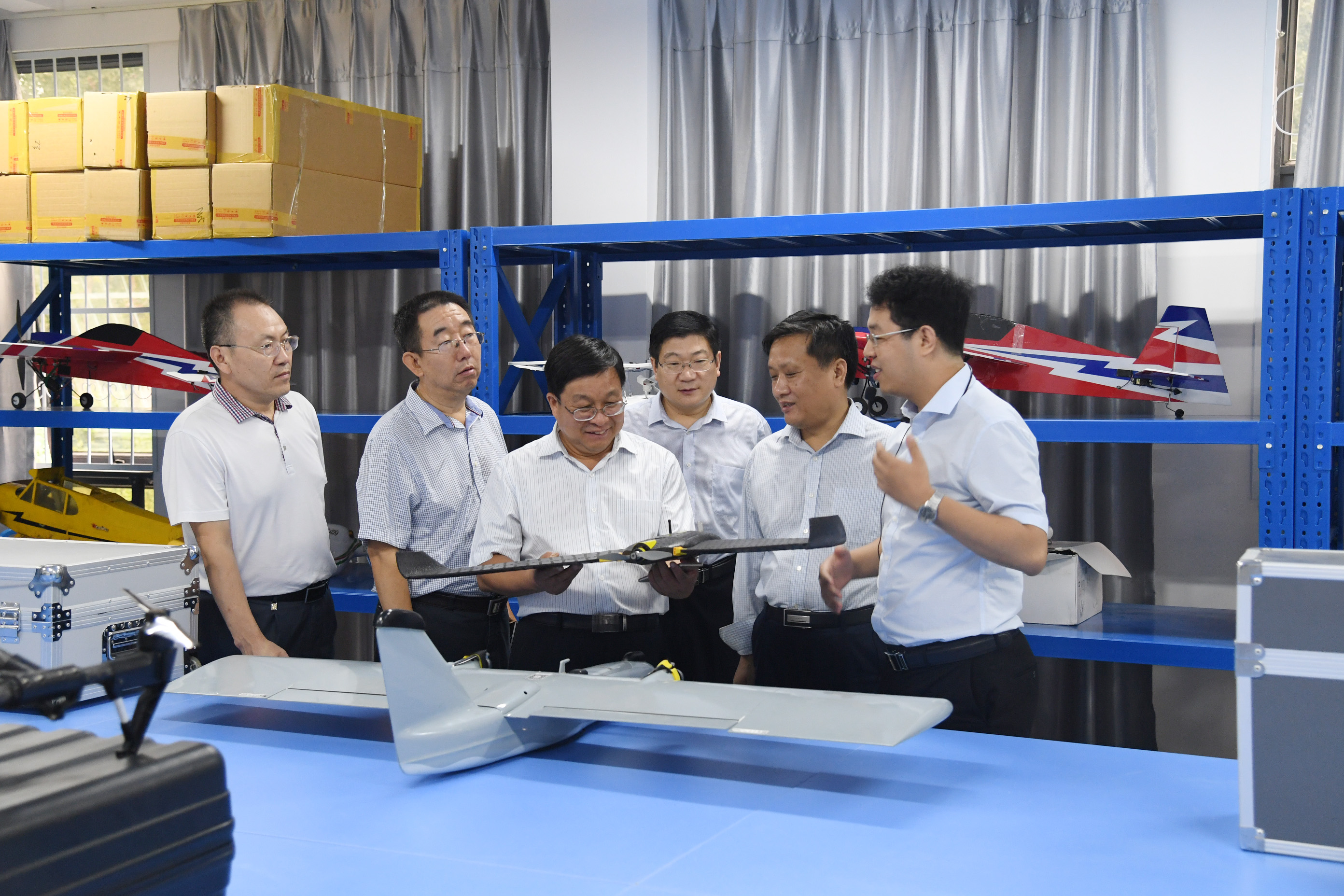 4专家组实地考察环旅学院无人机实训室.JPG