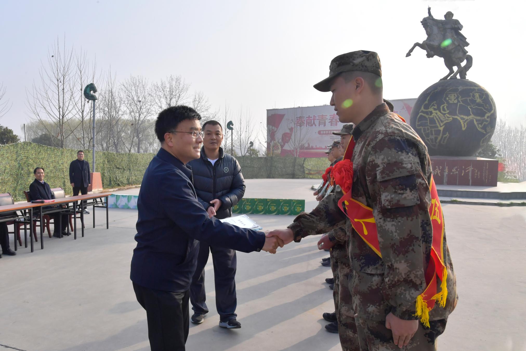 1副校长刘红林为新兵颁发yl23455永利官网“优秀大学生”奖牌.jpg