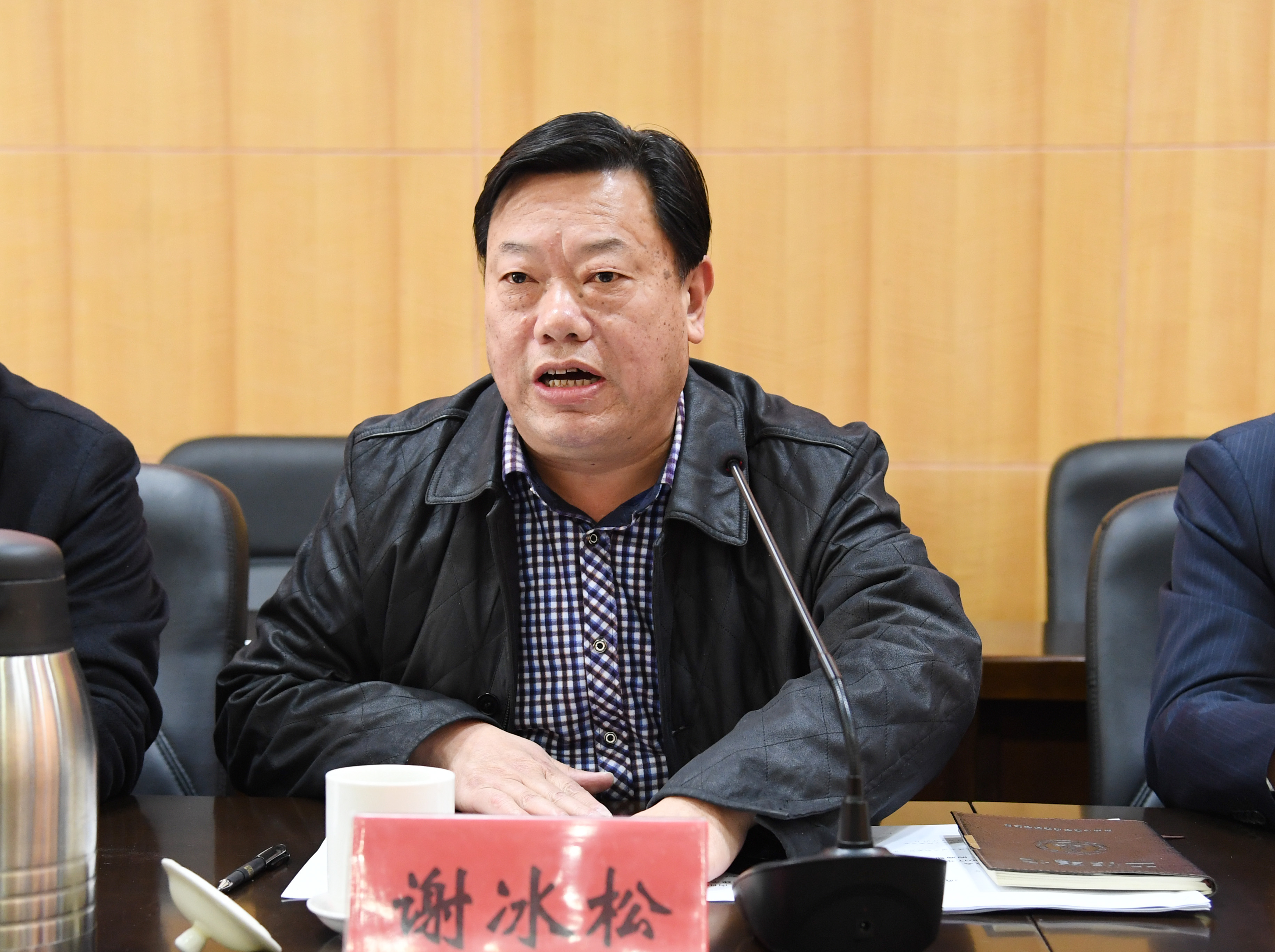 5副校长谢冰松宣读《yl23455永利官网2017年创建全国文明单位工作方案》.JPG
