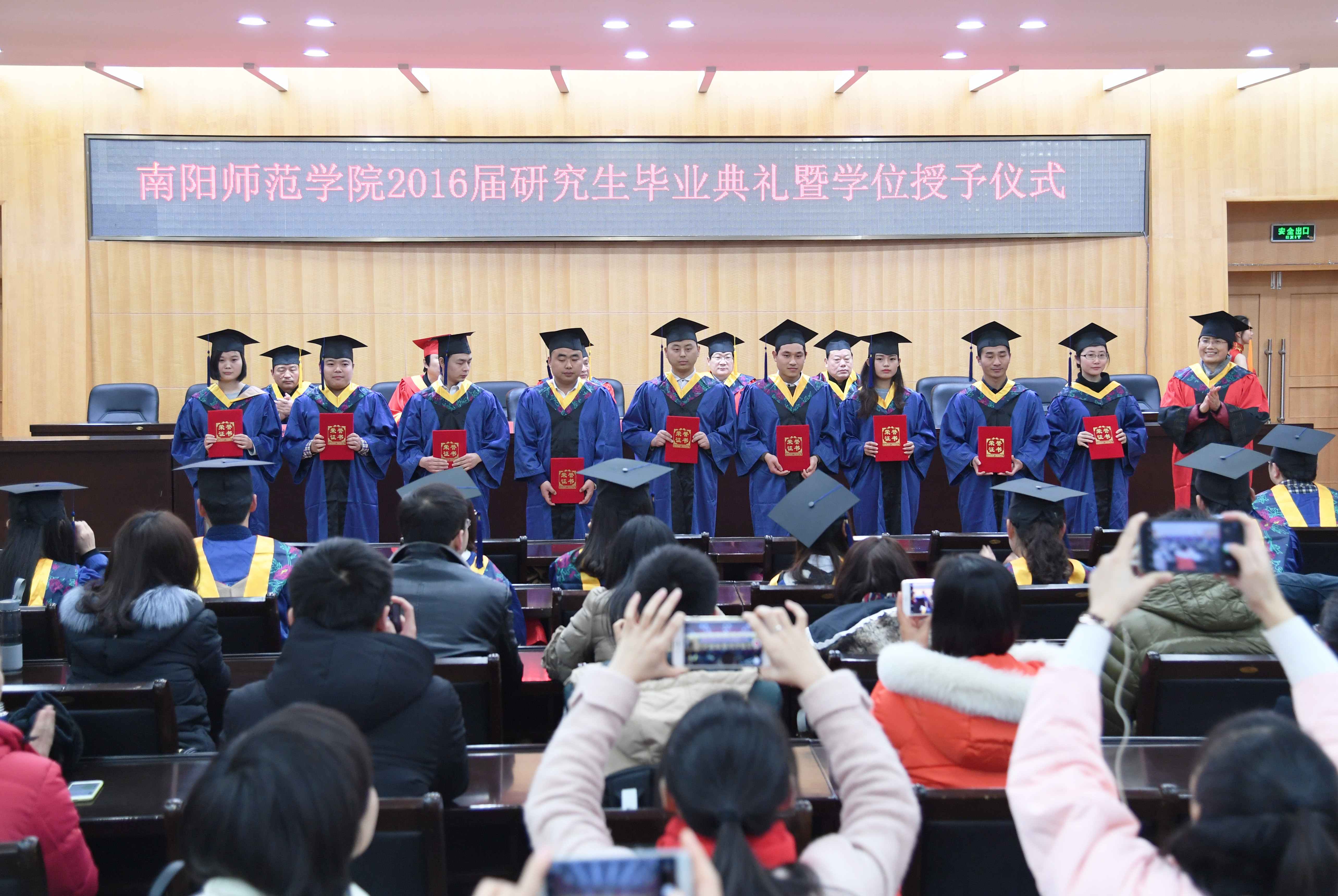 9工会主席孟静雅为实践先进个人颁发荣誉证书.JPG