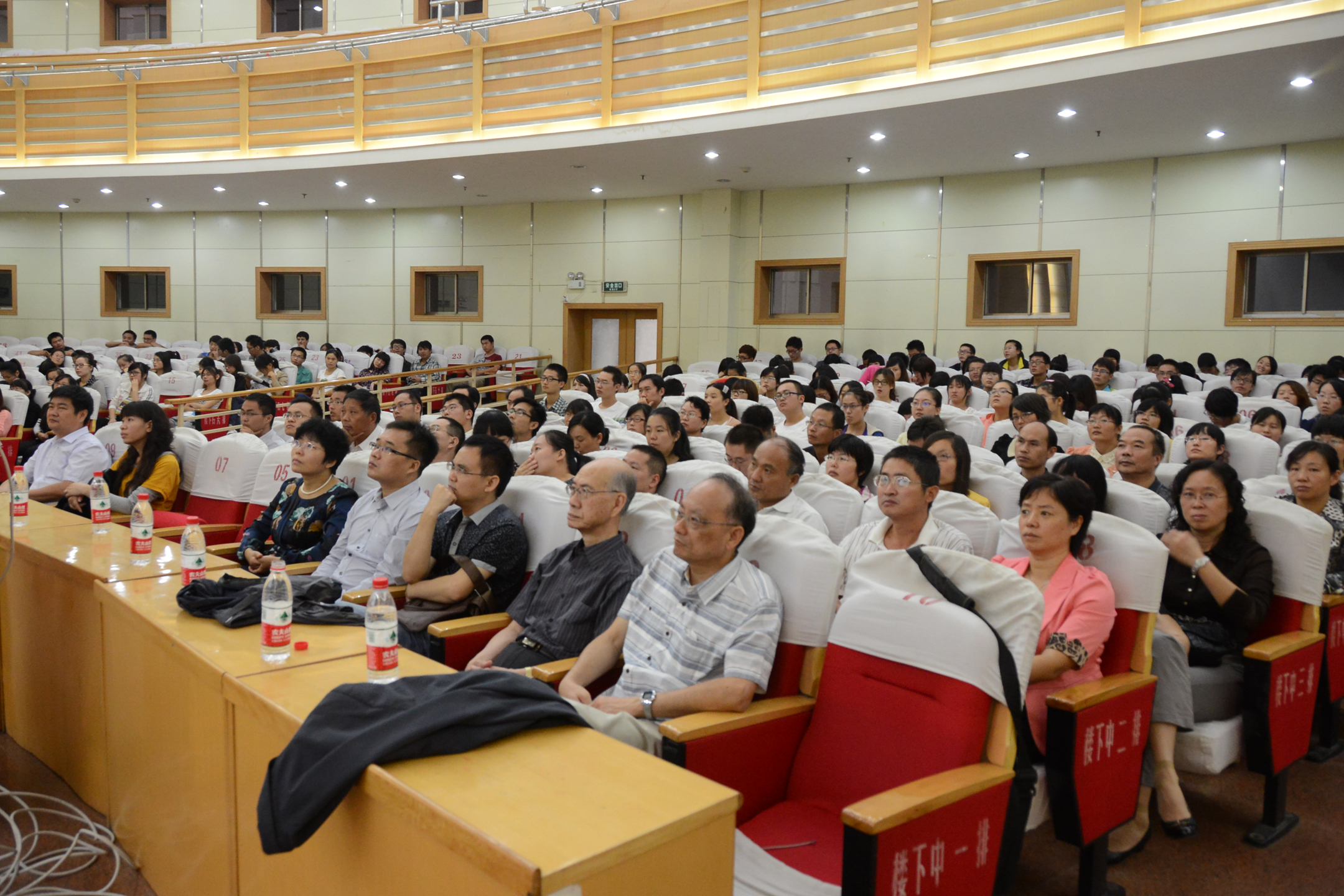 3报告会现场.jpg