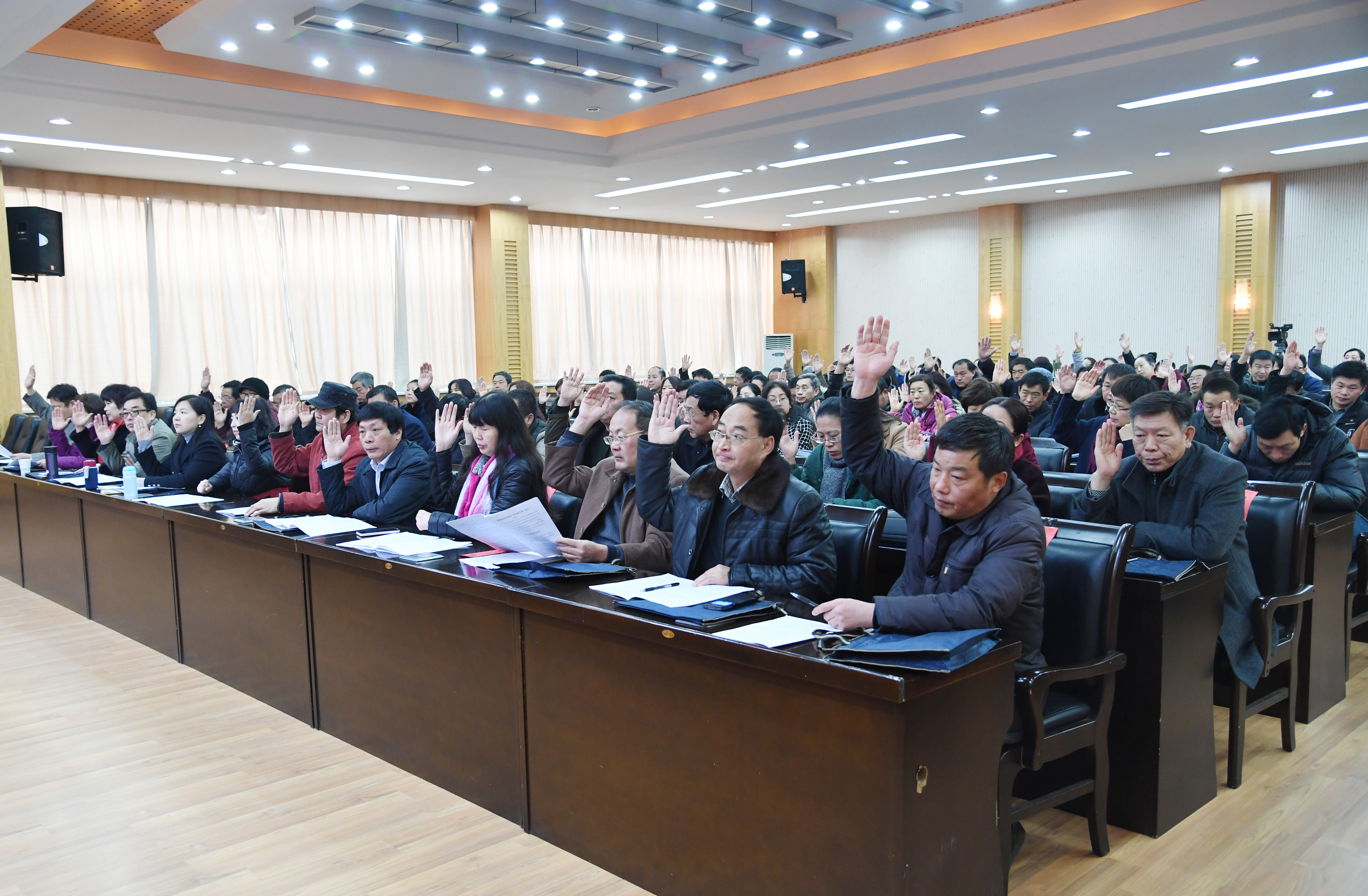 8全体与会代表表决通过《yl23455永利官网绩效工资分配方案（试行）》（草案）和会议决议.jpg