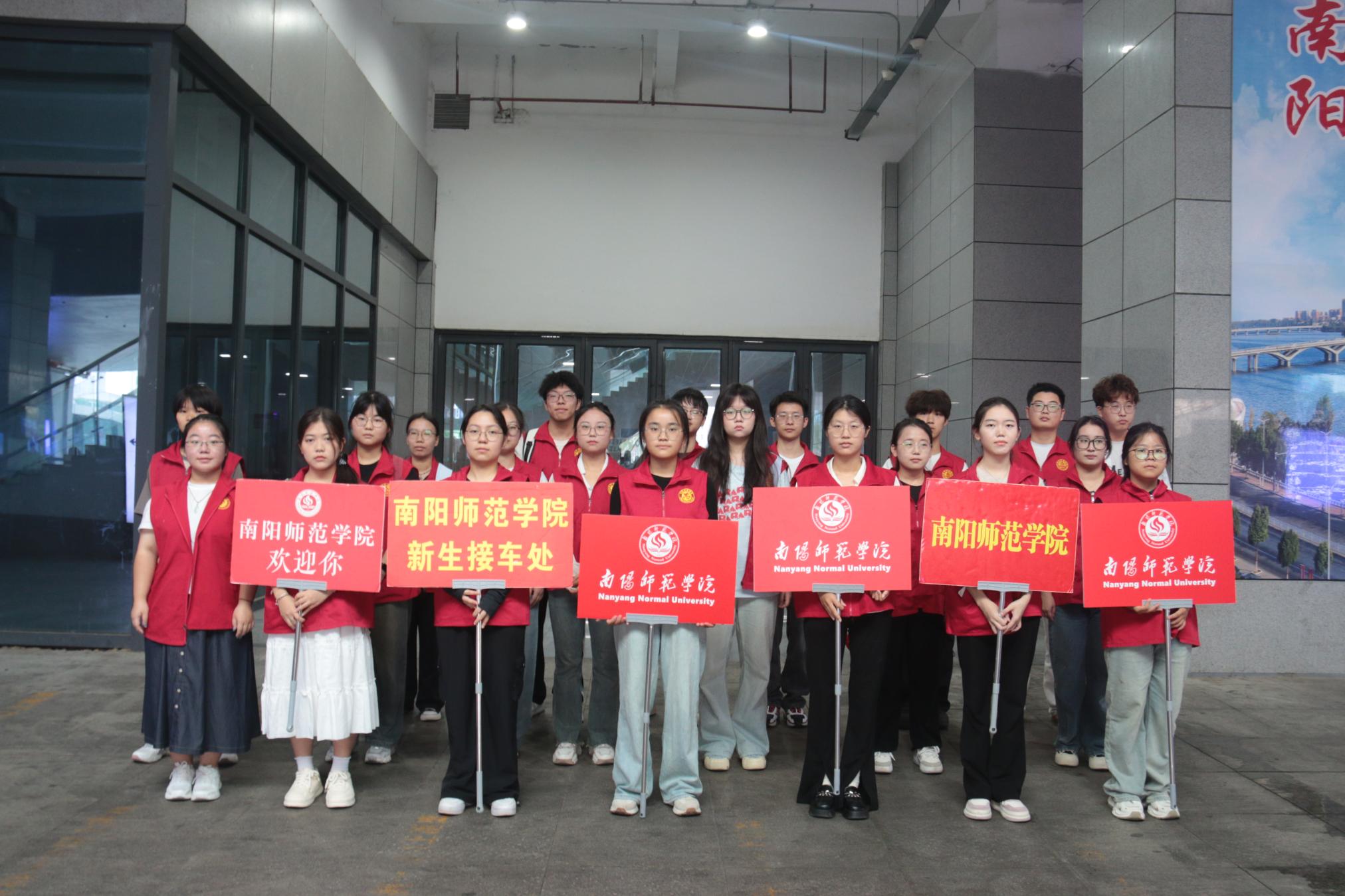 大本营接待组在火车站合照.JPG.jpg