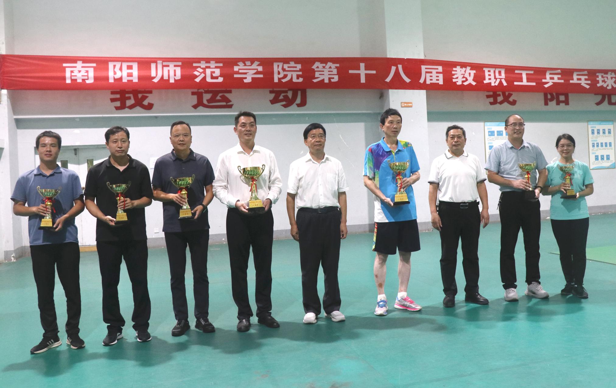 张宝锋书记与获奖队员合影.jpg