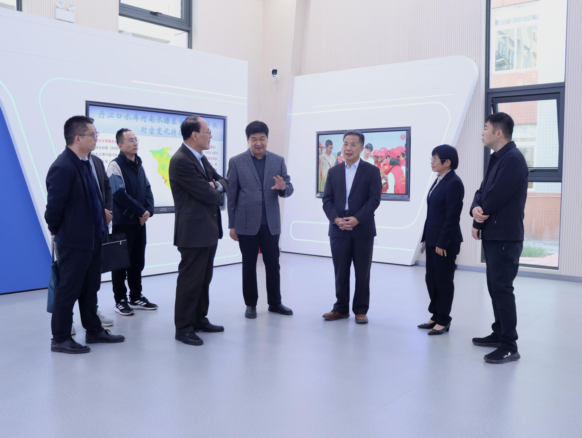 4实地考察国际合作成果展.png