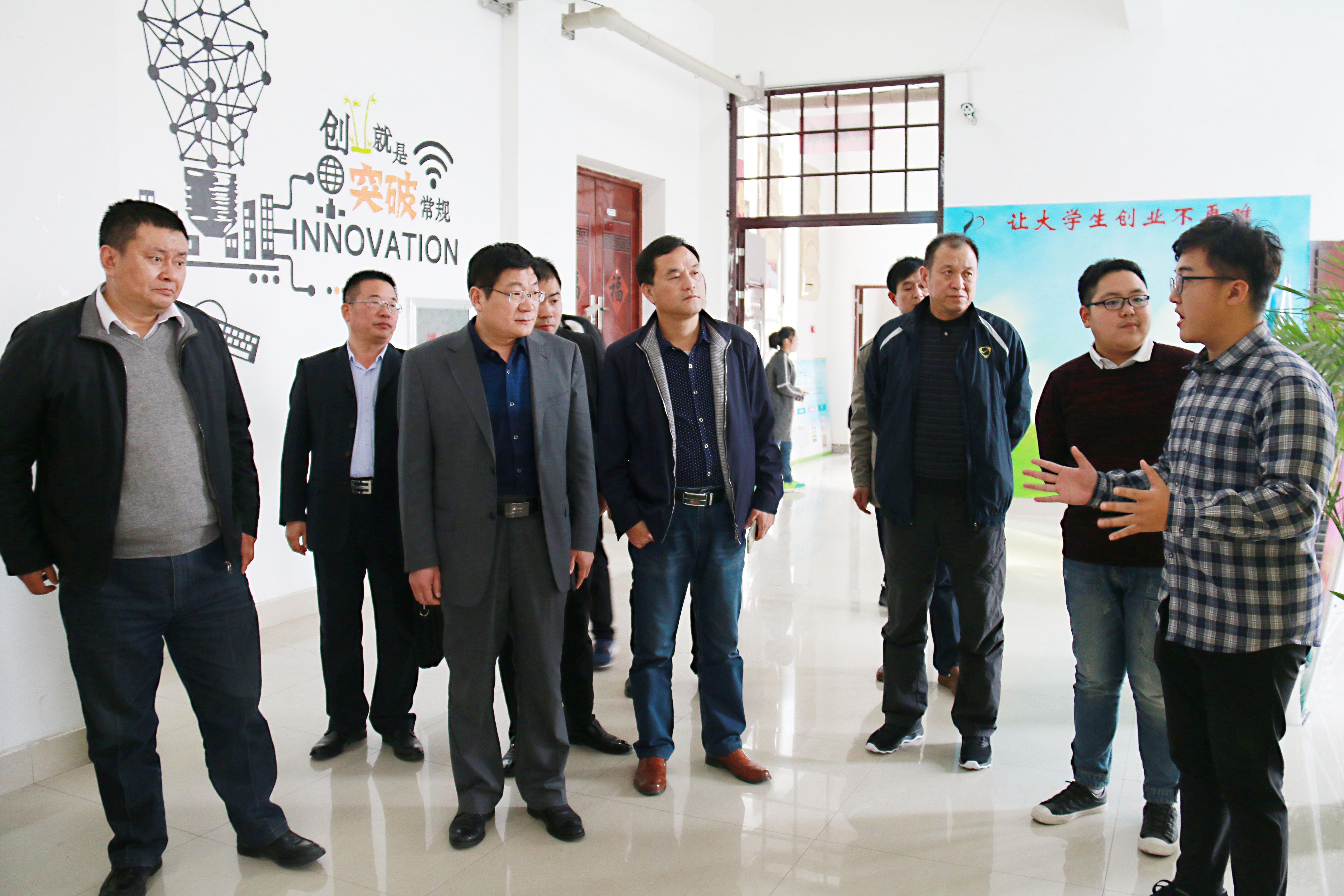1专家考察大学生创新创业中心.JPG