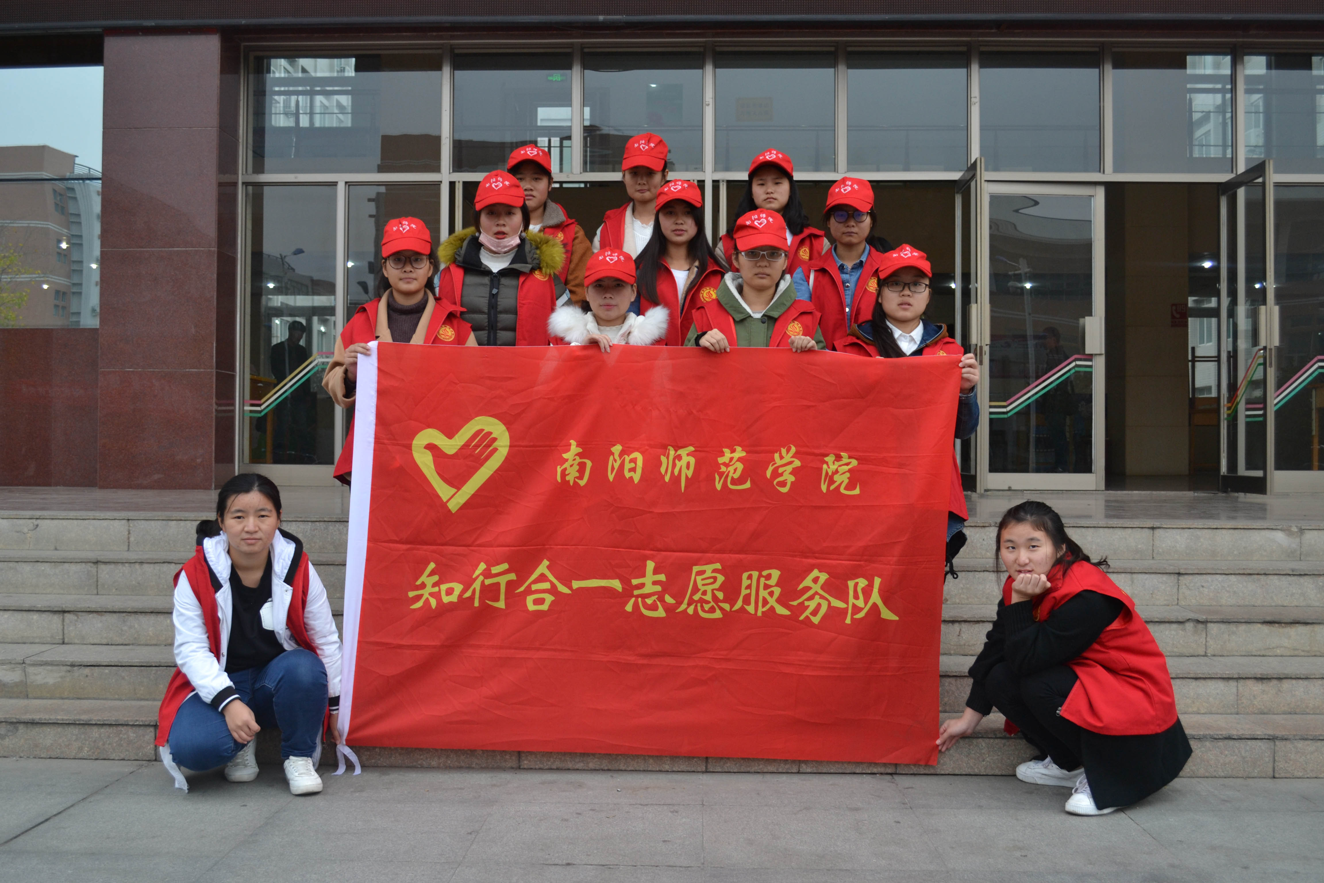 教育科学学院在中区餐厅前组织开展“践行三个节约，共建碧水蓝天”志愿服务活动.JPG