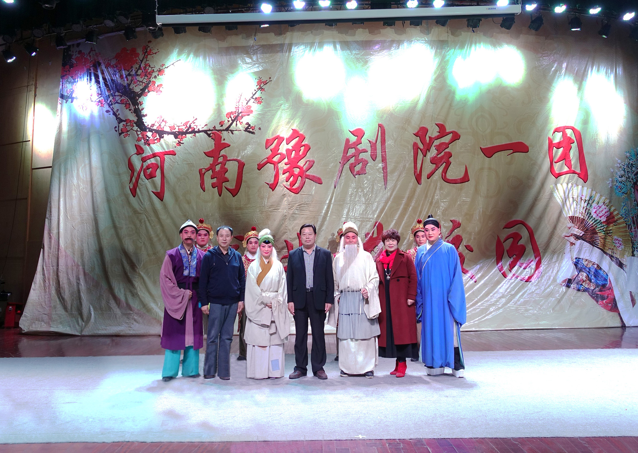 5合影.jpg