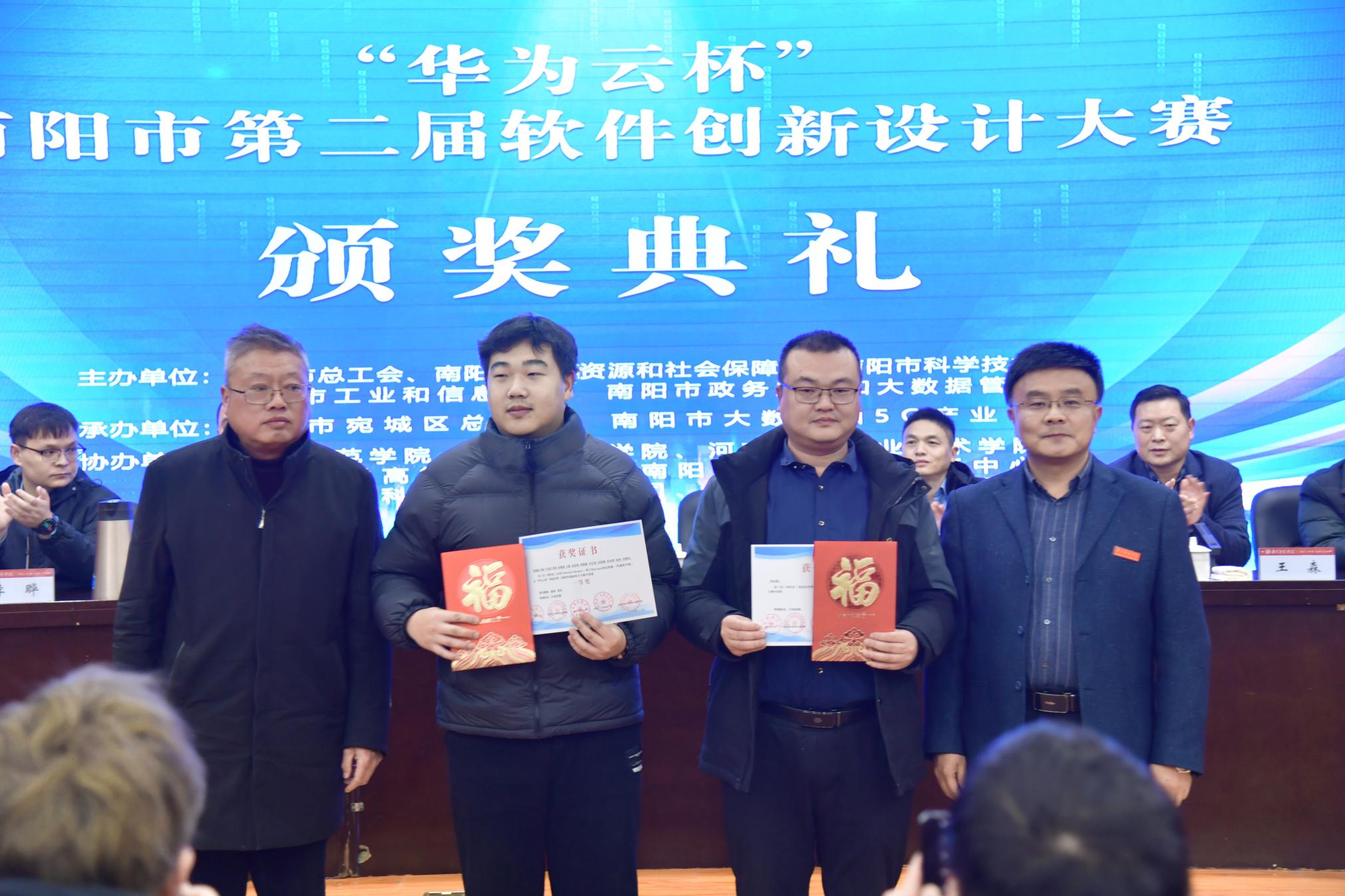 2副校长刘红林为获奖选手颁奖.jpg